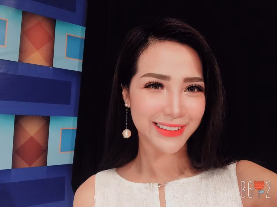 Không chỉ đam mê nghề catwalk, Tú Linh còn là một fan cuồng nhiệt của các giải bóng đá "phủi" và đặc biệt là đội bóng Tin Lớn và Anh Em. Khi giải HPL lần thứ 5 được tổ chức, chiều chủ nhật hàng tuần, cô người mẫu gốc Hoa này lại ra sân C500 để cổ vũ.