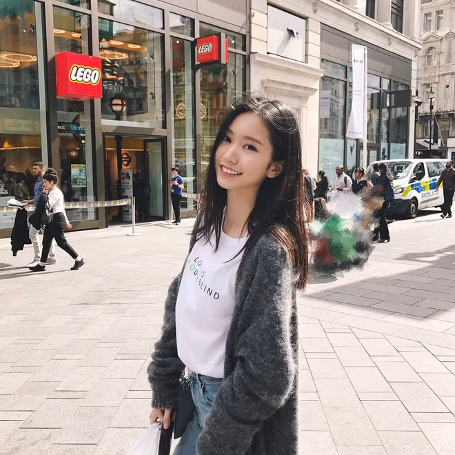 Bên cạnh đó, thân hình hết sức đáng ngưỡng mộ với đôi chân dài miên man, thẳng tắp cùng thân hình 3 vòng cực chuẩn của Qshere cũng khiến người ta phải xuýt xoa không thôi.