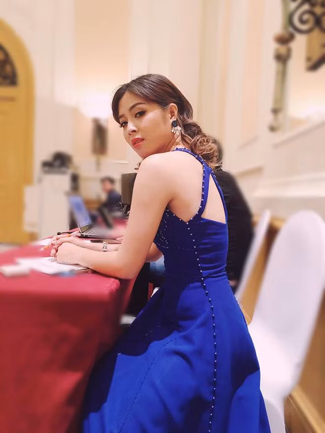 Khi dẫn chương trình Chúng tôi là chiến sĩ, MC Hoàng Linh thường xuyên "đóng khung" trong những trang phục rất nghiêm túc, mang đậm chất người lính. Chính sự nghiêm túc này đôi khi khiến khán giả khó lòng nhận ra ngoài đời Hoàng Linh lại là một cô gái cá tính và không kém phần gợi cảm.