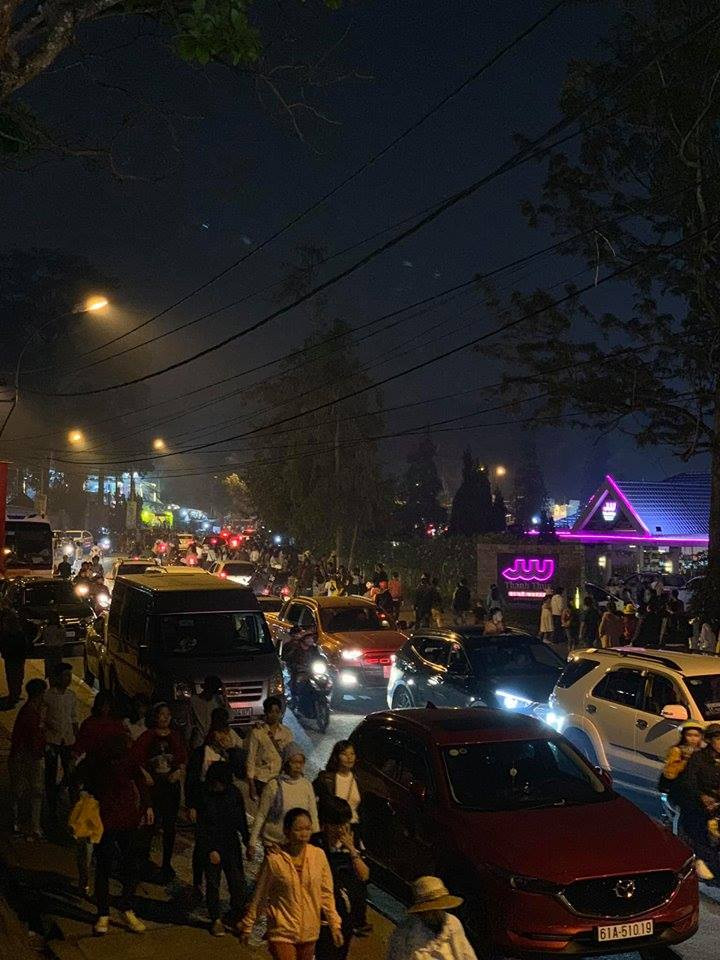 Còn bạn Duy Anh (27 tuổi, Hà Nội) chia sẻ: "Mình bay vào Đà Lạt từ mùng 2 Tết, không khí ở đây khá tấp nập. Mình tưởng rằng tìm chỗ yên tĩnh để nghỉ dưỡng nhưng không ngờ nó lại quá sức ồn ào và tắc nghẽn".
