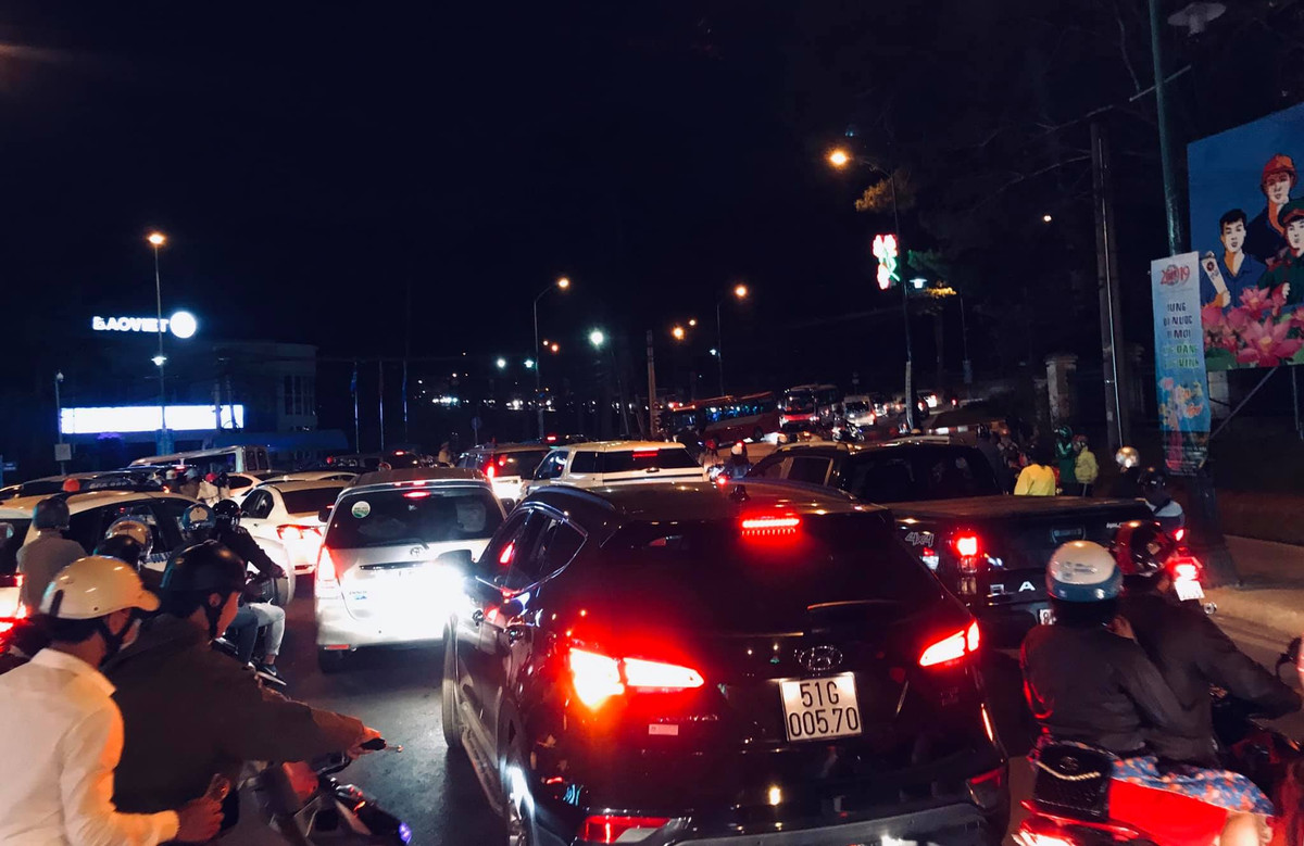 Có thể thấy, trong những bức ảnh được ghi lại, dòng người đổ về Đà Lạt khá đông khiến các con đường ở thành phố này ùn tắc nghiêm trọng.