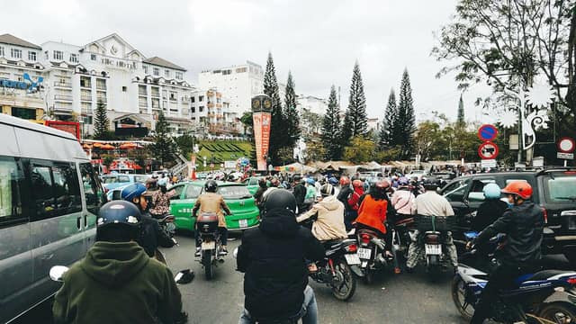 Mới đây, trên MXH các dân mạng đã chia sẻ những bức ảnh thành phố du lịch Đà Lạt đông nghịt khách ngay trong dịp đến.