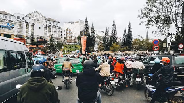 Mới đây, trên MXH các dân mạng đã chia sẻ những bức ảnh thành phố du lịch Đà Lạt đông nghịt khách ngay trong dịp đến.