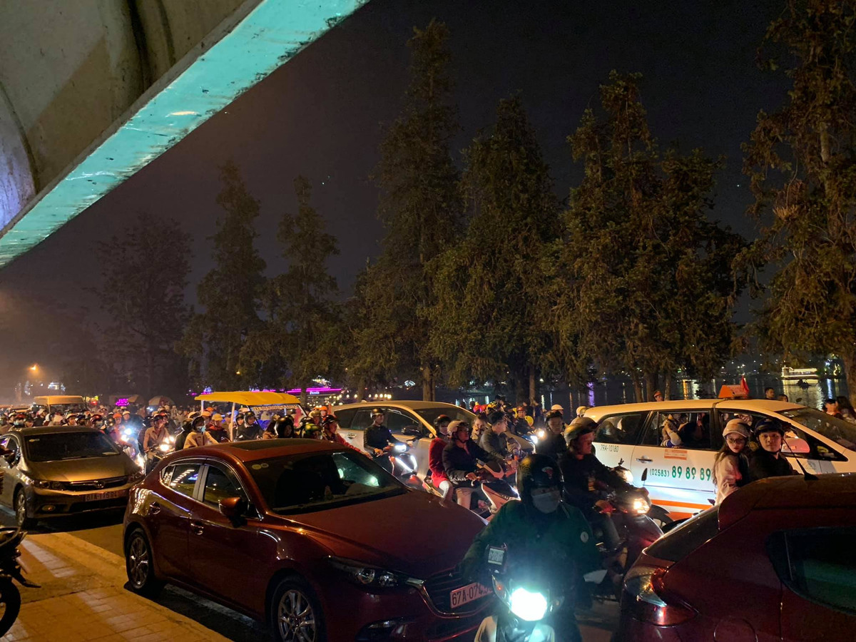 Chia sẻ với PV Kiến Thức, bạn Minh Thư (26 tuổi) cho biết: "Mình và chồng đặt phòng khách sạn từ 2 tháng trước Tết nhưng giá phòng lúc này đã là 500.000 đồng/ đêm. Đi tìm vài chỗ kiếm phòng giá mềm hơn nhưng gia đình mình chỉ nhận được cái lắc đầu".