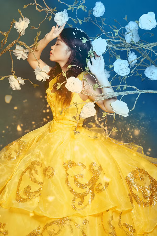 Theo chia sẻ của nữ chủ nhân bộ ảnh Người đẹp và Quái thú đang thu hút sự chú ý của dân mạng thì bộ váy vàng chính là điểm nhấn xuyên suốt cả bộ ảnh được cô thiết kế riêng ngay khi ý tưởng cover nàng công chúa xinh đẹp trong bộ phim nổi tiếng xuất hiện.