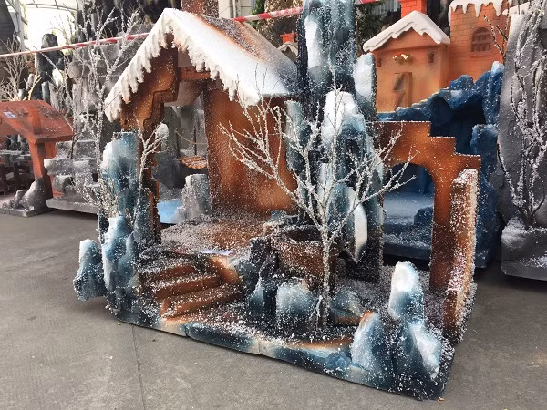 Khu chợ Giáng Sinh đặc biệt nằm tại nhà thờ Dòng Chúa Cứu Thế Sài Gòn số 38 đường Kỳ Đồng, quận 3, TP HCM. Đến với khu chợ này các vị khách có thể tham quan và sắm sửa các vật dụng để tô điểm cho ngôi nhà của mình trong những ngày cận kề Giáng sinh.