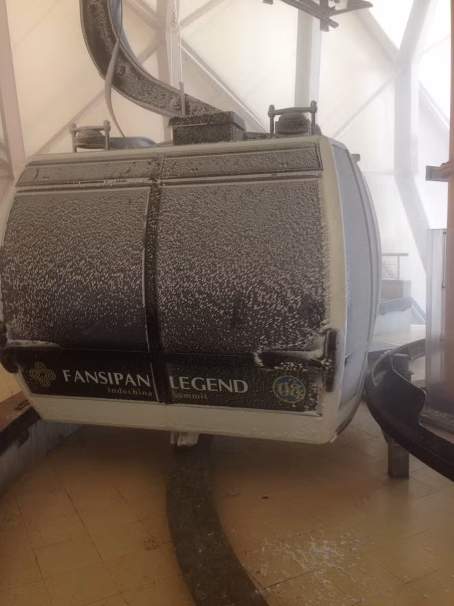 Những cabin cáp treo phủ đầy tuyến sau khi đưa khách từ đỉnh Fansipan về.