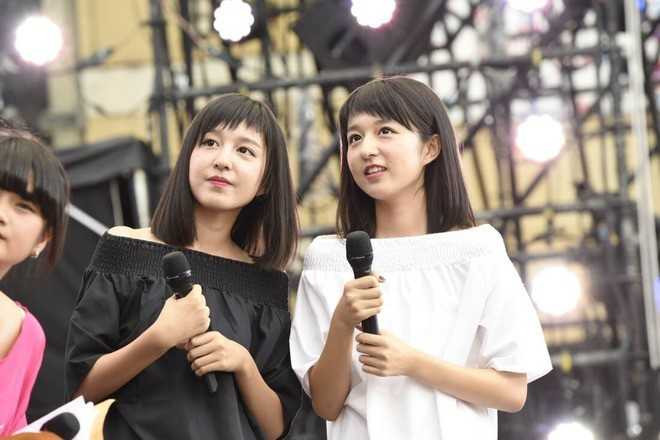 Ichino Rika và Ichino Riko tham gia một chương trình trên sóng truyền hình Nhật Bản.