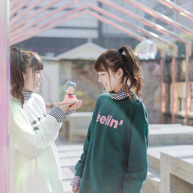 Cặp chị em song sinh này sở hữu chung tài khoản @exrikariko và đăng tải rất nhiều clip tự quay dễ thương khiến người xem rung động ngay từ ánh nhìn đầu tiên. Tài khoản Tik Tok của cặp chị em song sinh người Nhật hút hơn 516.000 follower và 4,1 triệu lượt tim.