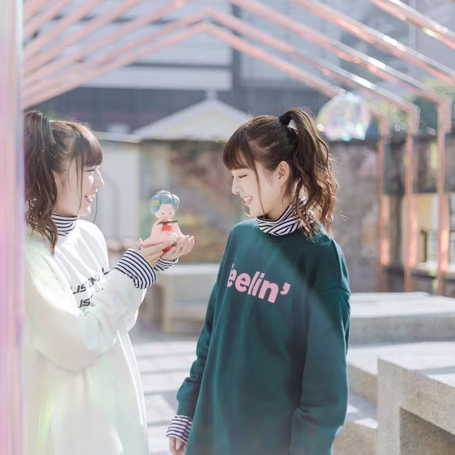 Cặp chị em song sinh này sở hữu chung tài khoản @exrikariko và đăng tải rất nhiều clip tự quay dễ thương khiến người xem rung động ngay từ ánh nhìn đầu tiên. Tài khoản Tik Tok của cặp chị em song sinh người Nhật hút hơn 516.000 follower và 4,1 triệu lượt tim.