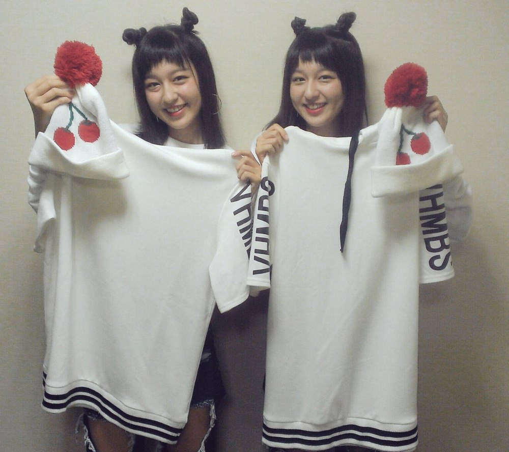 Cùng ngắm nhìn cặp chị em song sinh nổi tiếng nhờ Pen-Pineapple-Apple-Pen càng lớn càng xinh.