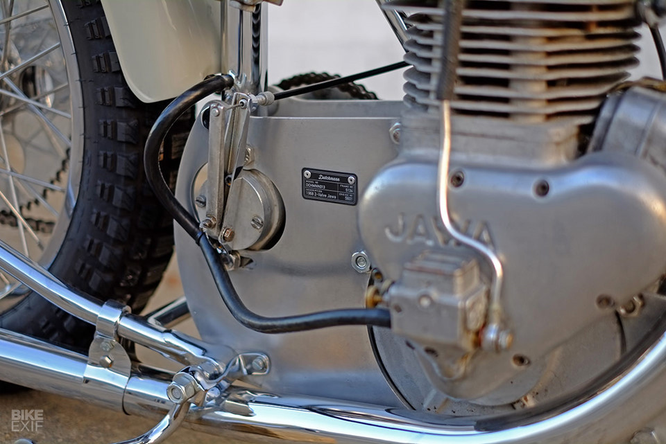 Hãng tiến hành tân trang lại toàn bộ động cơ xe. Động cơ xi lanh 2 van dung tích 500 cc hình trụ chạy bằng dầu thầu dầu áp dụng hệ thống bôi trơn thoát toàn phần ở chiếc Jawa gốc vẫn được giữ nguyên. Điểm đặc biệt là lượng dầu không được đốt trong quá trình cơ học sẽ bị bơm đẩy ra ngoài mặt đường.