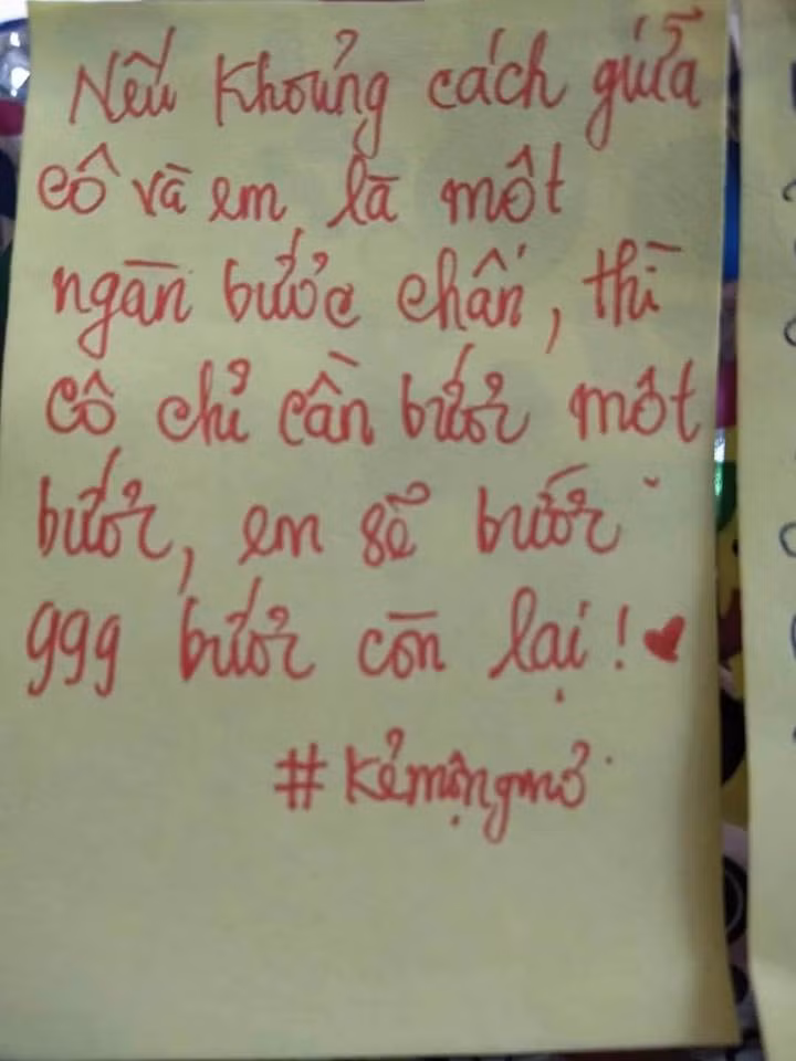 Khi xem hết loạt lời thả thính của học sinh, cư dân mạng không hề thấy sự đi quá giới hạn mà chỉ cảm nhận được sự đáng yêu, chân thành từ các bạn học trò.