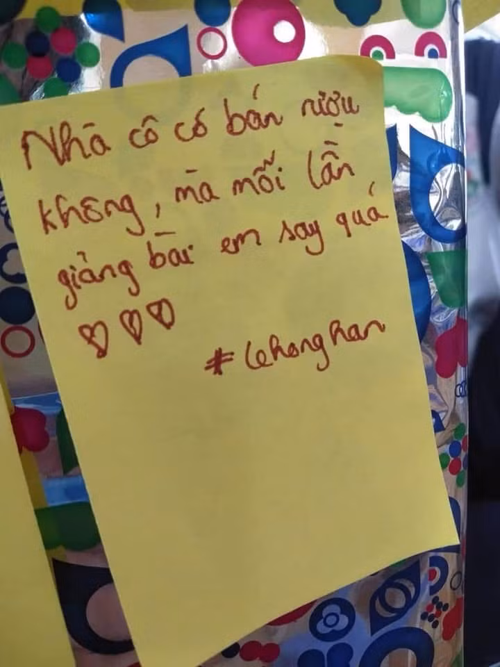 Mới đây, dân mạng lại được phen xôn xao vì những lời tỏ tình lấy ý tưởng từ bài hát trên. Khác ở chỗ, lần này các chàng trai không đem thính đi rải cho các bạn nữ mà nhân vật "phải nhận" đó lại là các cô giáo.