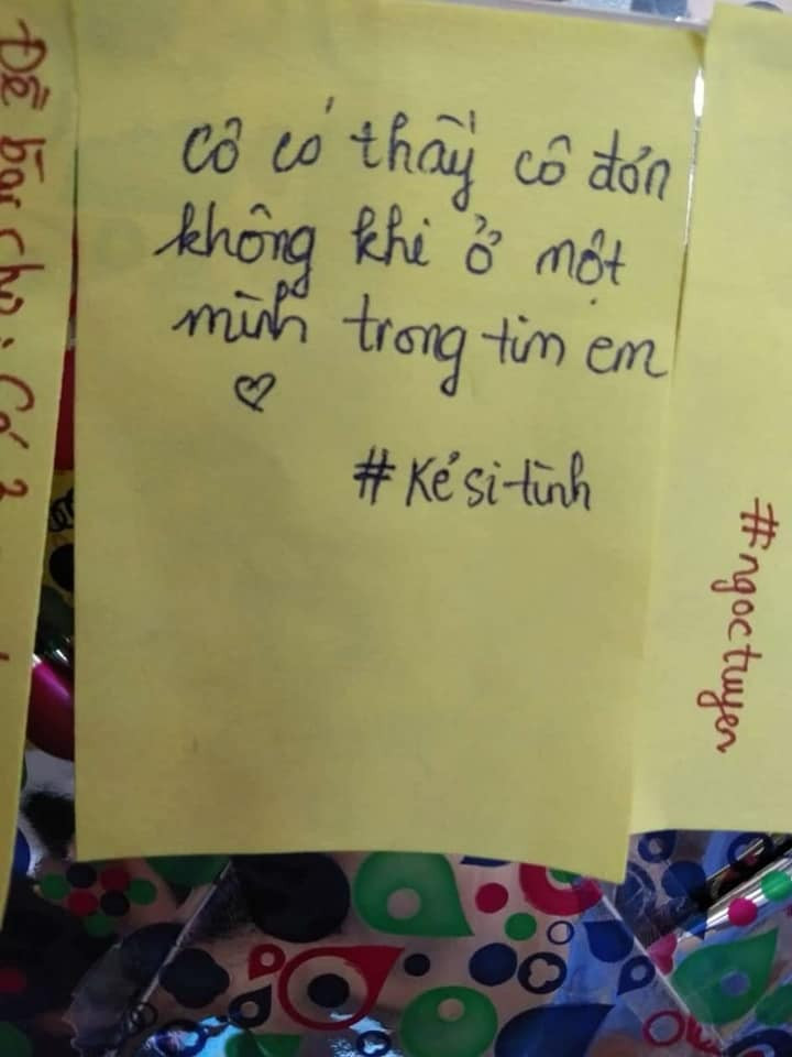 "Nhà cô có bán rượu không? Mà mỗi lần giảng bài em say quá", "Cô có thấy cô đơn không khi ở một mình trong tim em", "Cô có biết em với vec-tơ giống nhau chỗ nào không? Vec-tơ có 1 phương còn trong lòng em cũng có mình cô Phương đó"… là những lời thả thính đáng yêu mang đậm tính chất sách vở được các học sinh gửi tới cô giáo xinh đẹp của mình.