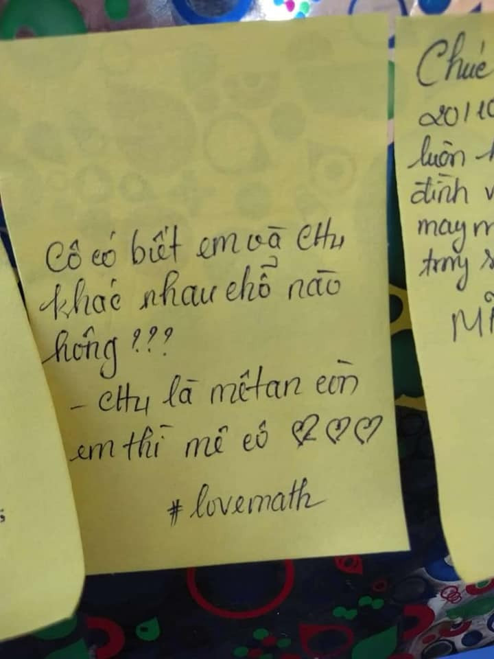 Những lời nhắn nho nhỏ được viết vội vào tờ giấy nhớ khiến mọi thứ trở nên rất chân chất và dễ thương.