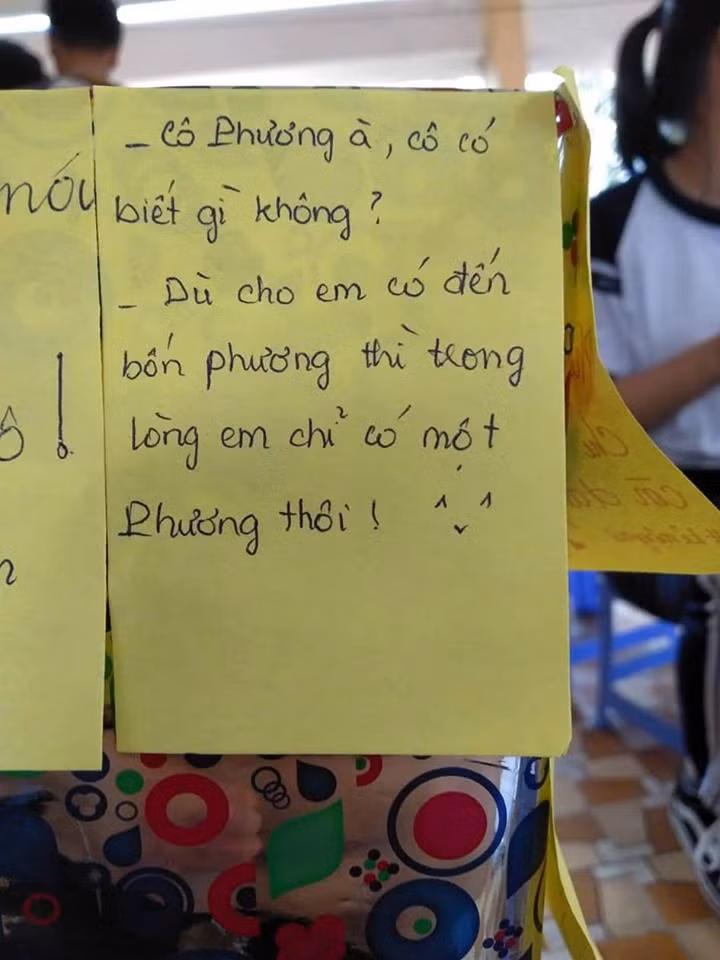 Đọc những mẩu giấy đẫm mùi thính, dân mạng chỉ phì cười vì sự đáng yêu của các bạn học sinh.