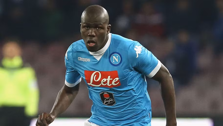 Kalidou Koulibaly, tài năng sinh ra ở Saint-Die-des-Vosges, một thị xã nhỏ thuộc Lorraine Đông Bắc nước Pháp. Dù từng là thành viên của U20 Pháp 2012 nhưng năm ngoái, Kalidou Koulibaly đã quyết định chọn quê hương Senegal để cống hiến.