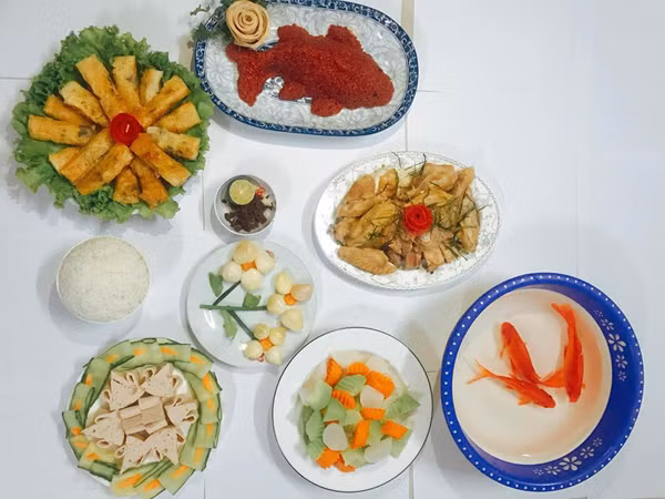 Không chỉ là những người có gia đình mới tất bật chuẩn bị cho ngày 23 tháng Chạp này, ngay cả những người buôn bán cũng tranh thủ thời gian làm vài món ngon để cúng mong năm tới thuận lợi cho việc làm ăn.