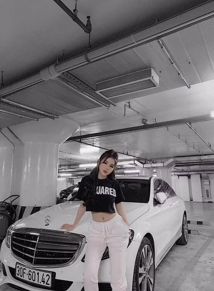 Trên trang cá nhân của mình, N.K.M chia sẻ nhiều bức ảnh đời thường của mình. Đa phần là khoe dáng vẻ quyến rũ và không ít những lần "ăn chơi" của mình.