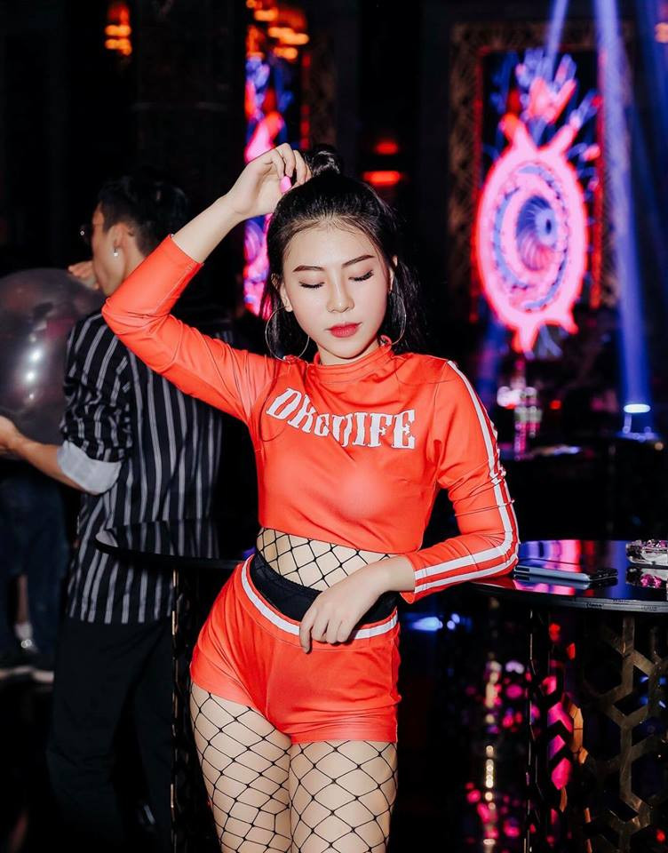 Hình ảnh K.M ăn mặc quyến rũ xuất hiện trong bar được CĐM chia sẻ rộng rãi trên MXH.