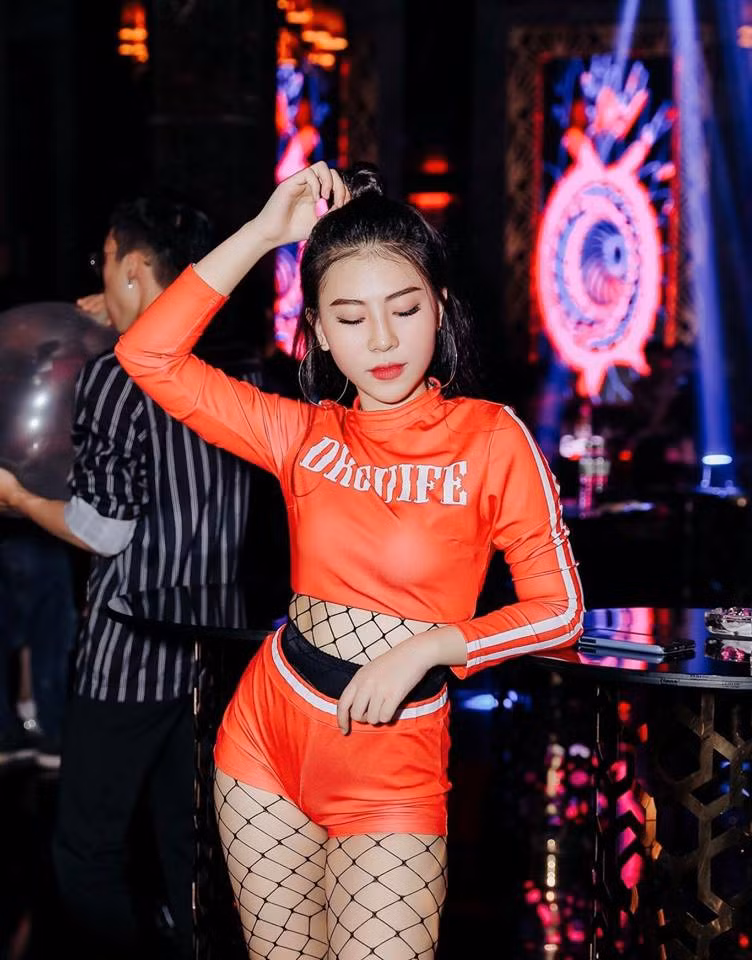 Hình ảnh K.M ăn mặc quyến rũ xuất hiện trong bar được CĐM chia sẻ rộng rãi trên MXH.