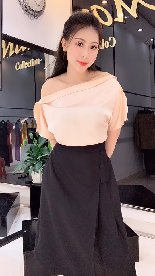 Sự việc bắt đầu khi hot girl Hải Phòng trong phim "Về nhà đi con" vốn thường hay livestream quảng cáo quần áo cho chủ shop nhưng lại giữ quần áo lại mặc mà không được sự đồng ý. Ngay sau những chia sẻ của người này, cư dân mạng lại có phen dậy sóng. Rất nhiều người vào trang cá nhân của Khánh My để mắng chửi cô nàng.