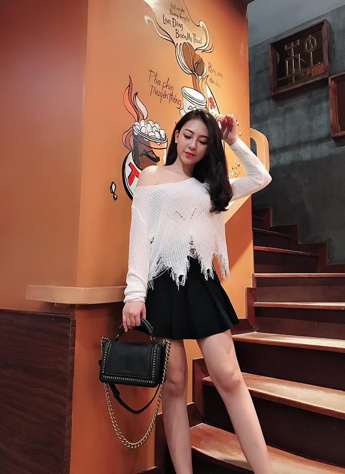 Ngoài những bức ảnh đi cafe sang chảnh, không ít lần N.K.M xuất hiện trong các bar sang trọng để "giải sầu".