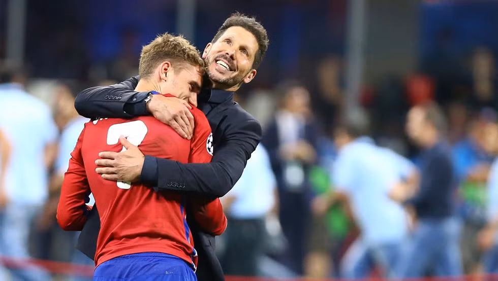 Diego Simeone gieo sầu cho M.U: Trong bài phỏng vấn mới đây về chuyển nhượng bóng đá với báo chí, HLV người Argentina đã tiết lộ kế hoạch "gieo sầu" cho M.U bằng cách giữ chân 3 ngôi sao gồm Griezmann, Saul và Koke. Trong đó, cái tên Griezmann được chú ý nhất khi cầu thủ người Pháp này là đối tượng mà M.U vô cùng khao khát. Ảnh: AS