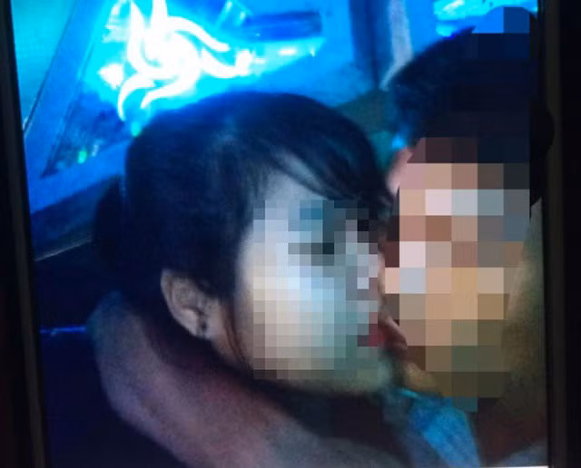 Vo chet dung khi nhin thay chong om gai la khi hat karaoke