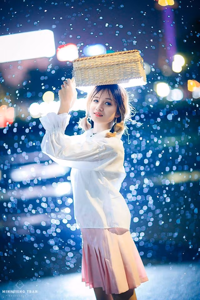 Ngoài địa điểm chụp ảnh là những trung tâm thương mại được trang trí nổi bật thì những quán cafe cũng là địa điểm được nhiều nhiếp ảnh gia lựa chọn để thực hiện bộ ảnh Giáng sinh của mình. Ảnh: Minh Tieng Tran.