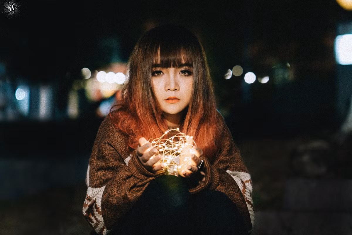 Đặc biệt, năm nay các nhiếp ảnh gia đã dám cách tân sử dụng những đạo cụ phát ra ánh sáng như đèn chùm trang trí hay vòng phát sáng làm điểm nhấn cho những bức ảnh Giáng sinh của mình. Ảnh: Hung Nguyen.