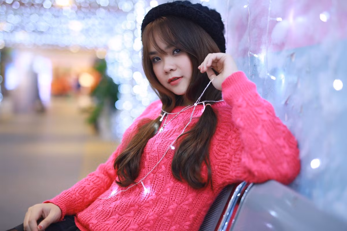 Thiếu nữ xinh đẹp táo bạo khi dùng chính những bóng đèn trang trí để cuốn lên người. Ảnh: Thich Viet Hoang.