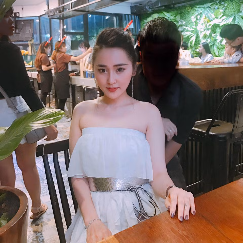 Cũng giống như phiên bản gốc, clip Đóa Nhi bán trà sữa Việt Nam cũng mang lại nhiều tiếng cười cho khán giả từ những câu hỏi "lắm chiêu" của chàng trai như: "Đôi mắt em có được làm bằng nam châm không?", hay "Em có bình chữa cháy không em, xịt cho anh với, trái tim anh đang bốc cháy vì em". Tuy vậy, cô gái xinh đẹp chỉ đứng mỉm cười và đáp lại những câu hỏi của chàng trai một cách nhẹ nhàng, lễ phép.