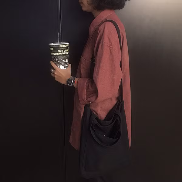 Theo chia sẻ của Phương Uyên, cô bạn này bắt đầu chụp ảnh khác người từ vài năm trước sau khi thấy khuôn mặt mình biểu cảm chẳng đẹp đẽ, vì vậy nên quyết định "cắt phăng" phần đầu hoặc quá lắm cũng chỉ cho người xem ngắm... từ cằm xuống chân.