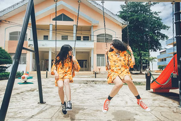 Thời gian đầu, khi đăng tải những hình ảnh chụp khác người lên mạng, Uyên vẫn nhận được nhiều câu hỏi tò mò từ dân mạng và cô bạn này thấy bắt đầu thích thú với trò chụp ảnh khác lạ của mình.