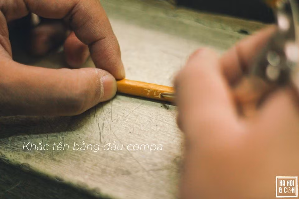 Khắc tên lên bút chì để đánh dấu là điều chắc hẳn ai cũng từng 1 lần thử.