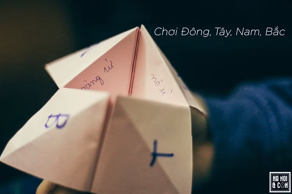 Gấp giấy để chơi đông-tây-nam-bắc và phân vai trong những câu chuyện là điều mà lũ trẻ xưa thường xuyên chơi. Ảnh sử dụng trong bài: Hà Nội &amp; Con.