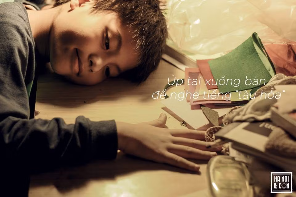 Với những đứa trẻ nhà ở gần đường tàu thì việc úp tai xuống bàn nghe tiếng tàu hỏa chạy qua là 1 kỉ niệm chẳng bao giờ có thể quên được.