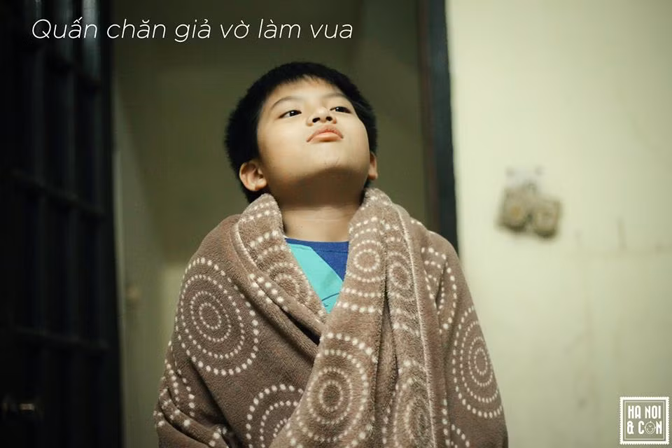 Còn với những buổi chơi chung trong nhà, việc khoác khăn tắm làm "long bào" và hóa thành vua thì mỗi đứa phải được 1 lần để rồi sai những đứa còn lại làm việc.