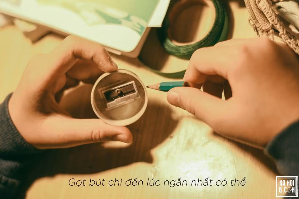 Một mẩu bút chì nhỏ nhưng gọt sao cho thật sắc, lũ trẻ thời xưa chơi trò bác sĩ khám bạn cho bệnh nhân và dùng chính những cây bút chì đó làm kim tiêm.