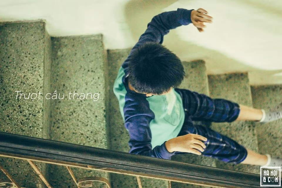 Còn nhớ những buổi không được ra ngoài chơi, trò chơi trượt cầu thang trong nhà trở thành thú tiêu khiển với nhiều bạn trẻ. Cho dù có dập mông, tím chân nhưng vậy thôi là hết cả ngày nghỉ.
