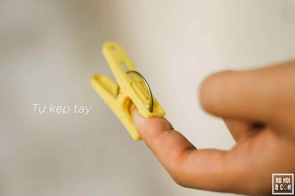 Chiếc kẹp quần áo đâu đơn giản chỉ có nhiệm vụ giữ chống bay mà với bọn trẻ nó còn là móng giả để hóa thành "hoàng thái hậu" giống trong phim Hoàn Châu Cách Cách.