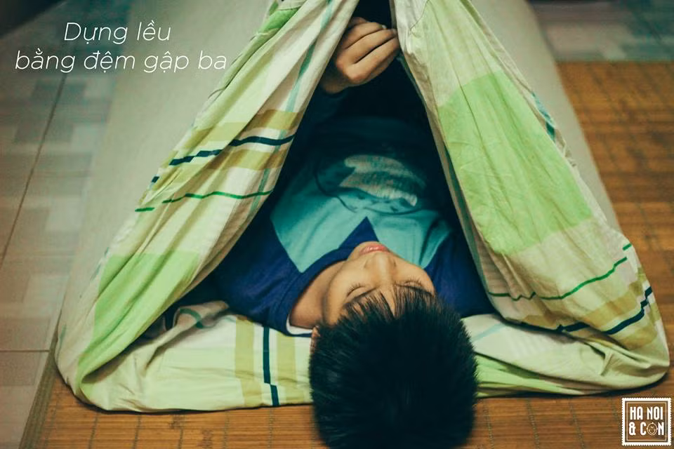 Đâu có nhà bóng hay lều đồ chơi như trẻ con thời nay, những đứa trẻ thời xưa dùng chúng chiếc đệm gấp để có chiếc lều cá nhân của mình.