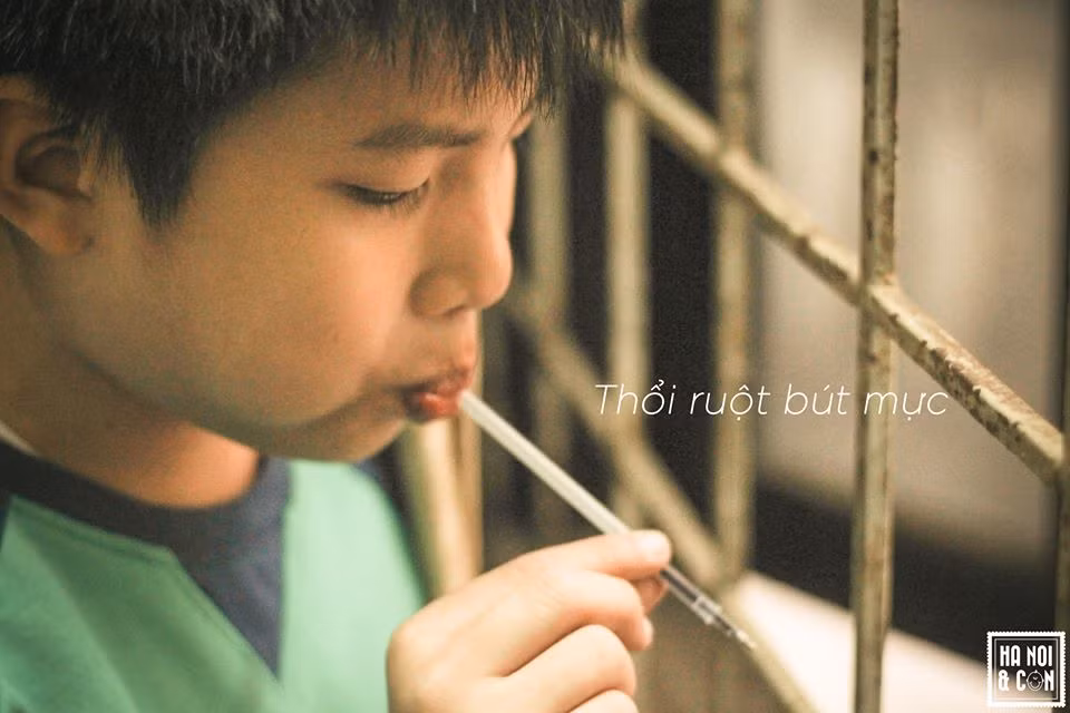 Những lúc bút mực nước bị tắc mực, thì việc thổi mực là chuyện chẳng xa lạ với nhiều bạn trẻ. Không những thế khi lỡ quên họ lại hút thẳng mực lên để rồi thành ra cái miệng lem nhem đầy mực.