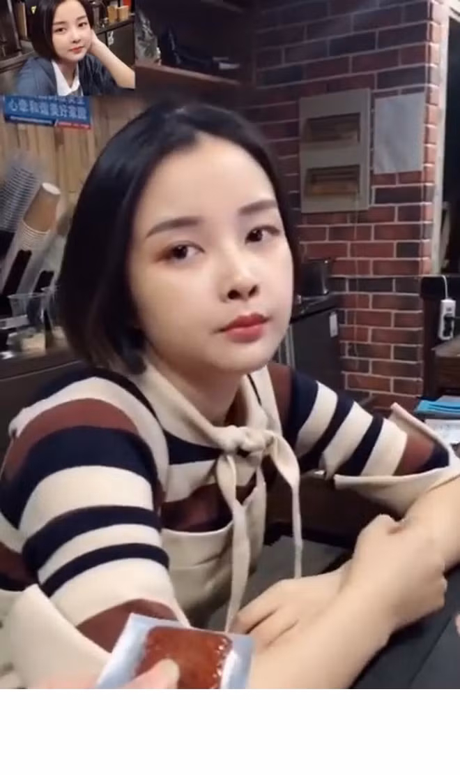 Cách đây mấy ngày, cư dân mạng phát mê khi clip lại cảnh một nữ nhân viên tiệm Internet xinh xắn, dễ thương có tên là Đóa Nhi bị một anh chàng khách hàng liên tục trêu chọc, "thả thính" bằng này cách khác nhau. Ngay sau đó, cộng đồng mạng đã phải mất nhiều công sức đi tìm những thông tin cơ bản về cô gái này.