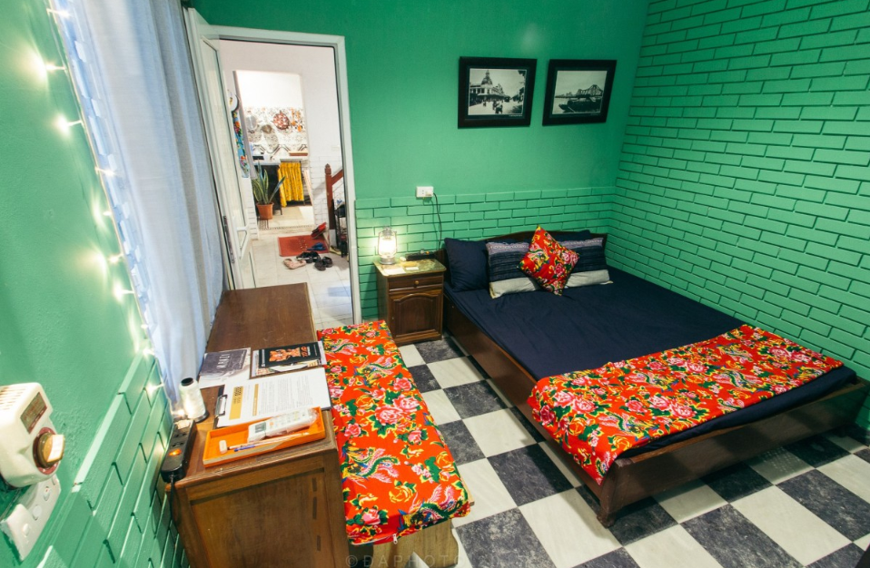 Đến với các homestay theo phong cách này, các bạn trẻ có thể hòa mình vào với hot trend chăn công năm nào hay tận hưởng không khí mới lạ mà chỉ có "cỗ máy thời gian" ngược về quá khứ mới có được.