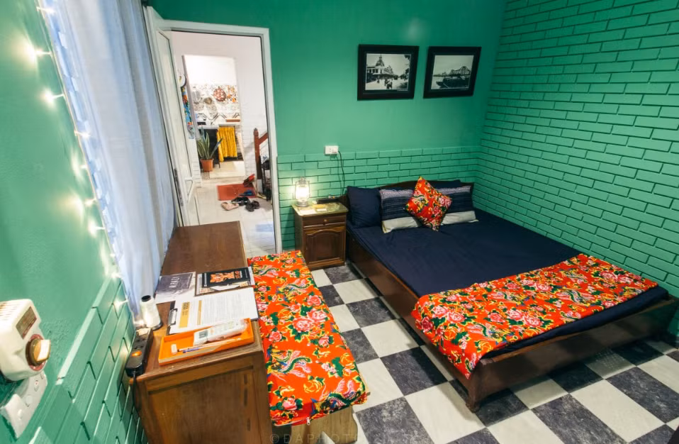 Đến với các homestay theo phong cách này, các bạn trẻ có thể hòa mình vào với hot trend chăn công năm nào hay tận hưởng không khí mới lạ mà chỉ có "cỗ máy thời gian" ngược về quá khứ mới có được.