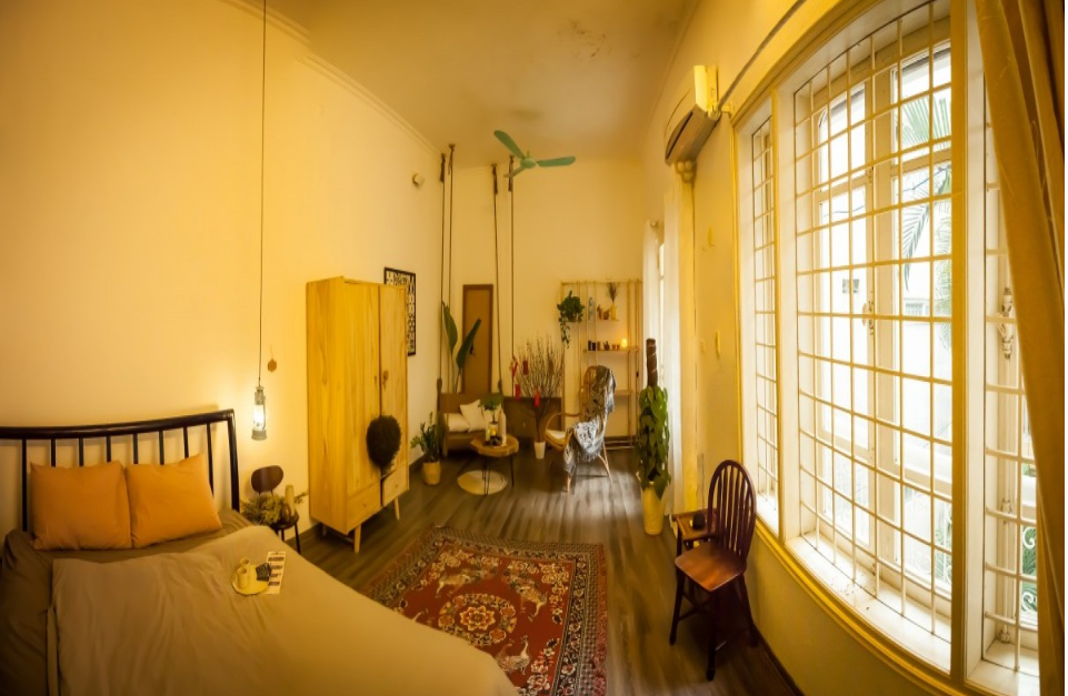 Không chỉ vậy, từ những chiếc giường, tấm thảm hay bộ bàn ghế đều được các chủ nhà tìm kiếm và lựa chọn sắp xếp một cách hợp lý nhất.