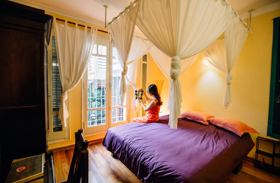 Điều hấp dẫn ở các homestay trang trí vintage này chính là mỗi phòng của căn nhà lại mang nét đặc trưng của từng vùng miền, có căn phòng an yên như một Hội An thu nhỏ, có phòng lại đặc sệt chất Hà Nội cổ.